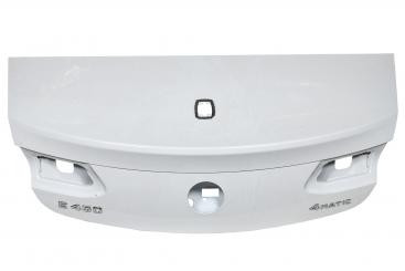 Trunk lid with hole for antenna 