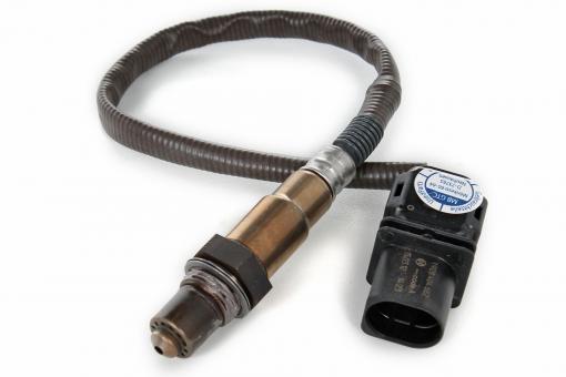 Oxygen sensor control sensor upstream of catalytic converter